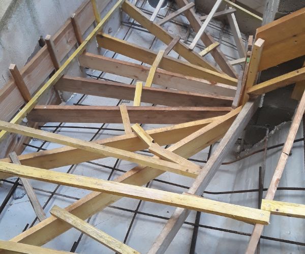 Coffrage en bois et armatures métalliques d’un escalier béton réalisé par FJ Maçonnerie