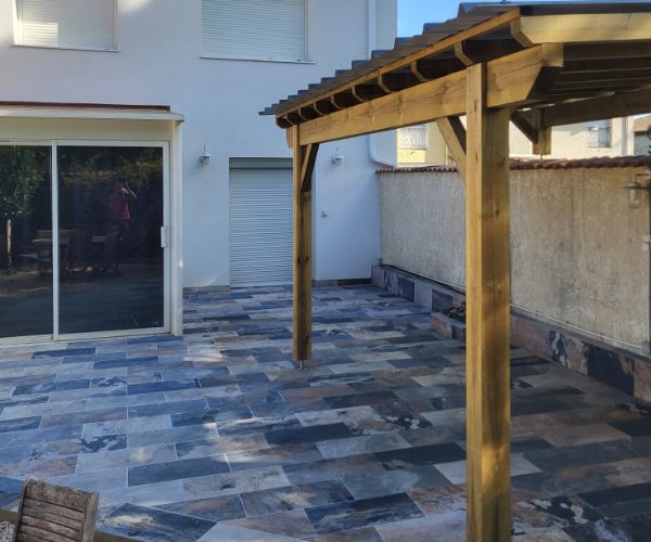 Terrasse carrelée sous pergola en bois, réalisation FJ Maçonnerie à Béziers