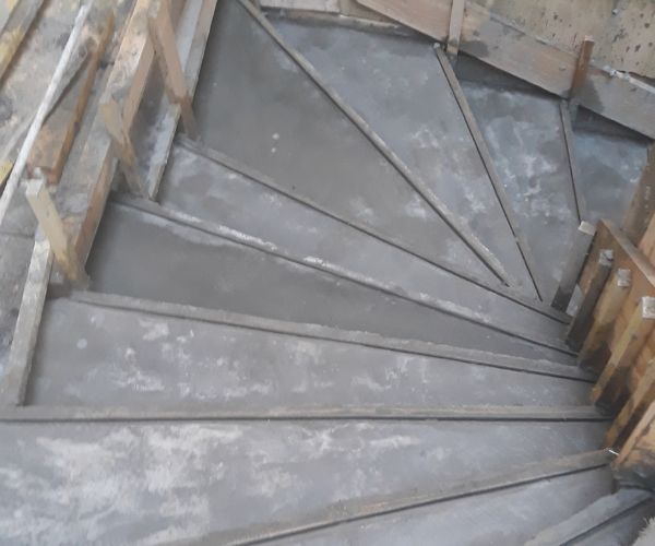 Escalier en béton fraîchement coulé, chantier FJ Maçonnerie à Béziers