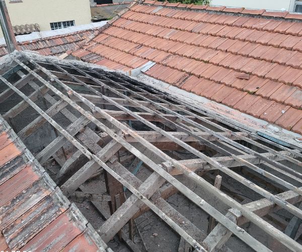 Charpente mise à nue lors d’une rénovation complète de toiture par FJ Maçonnerie à Béziers
