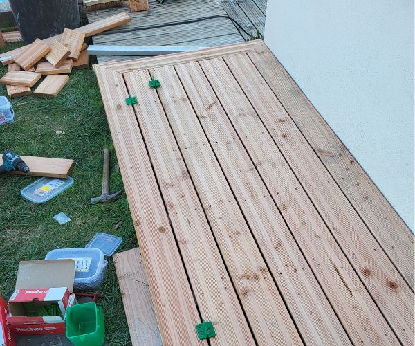 Terrasse en bois en cours de montage par FJ Maçonnerie à Béziers