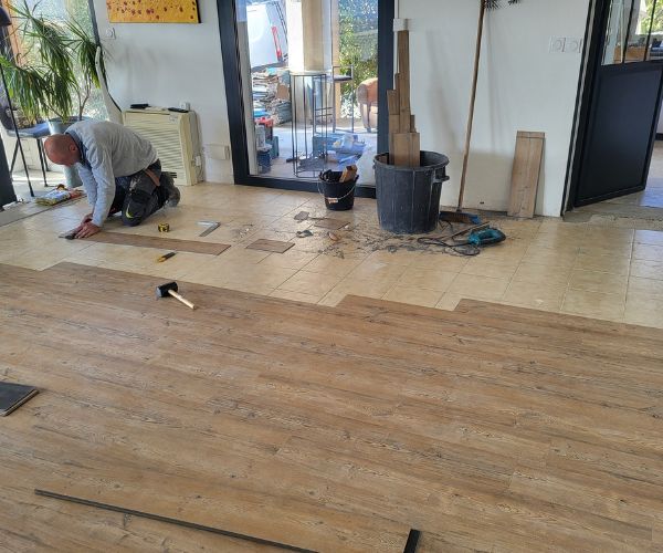 Pose de carrelage et de parquet par FJ Maçonnerie dans un salon moderne à Béziers