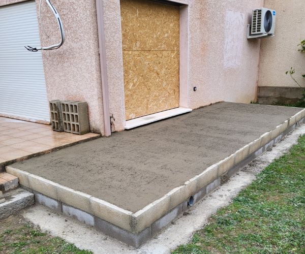 Dalle béton armé réalisée par FJ Maçonnerie devant une maison individuelle à Béziers